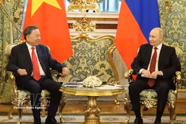 Russian President Putin hosts welcome ceremony for top Vietnamese leader