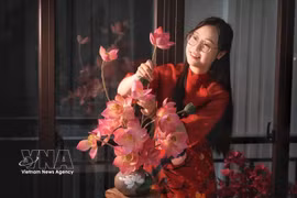 Mooncakes blossom into flowers with traditional tò he techniques