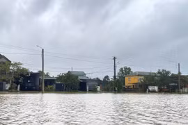 Heavy rains flood many areas in Hue as Huong River rises above warning level 2