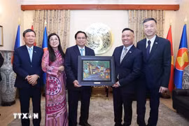PM meets with embassy staff, Vietnamese community in Czech Republic