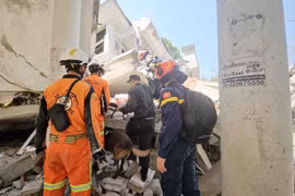 The Ministry of Public Security's search and rescue forces carry out earthquake response efforts in Zabuthiri township, Naypyidaw, Myanmar. (Photo: VNA)