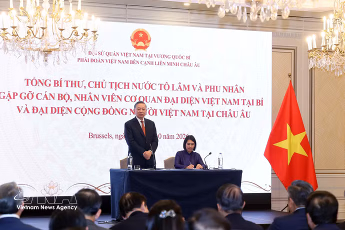 General Secretary of the Communist Party of Vietnam Central Committee To Lam and his spouse Ngo Phuong Ly meet with representatives of the Vietnamese community in Europe. (Photo: VNA)