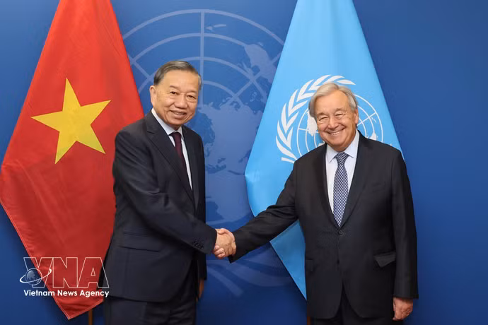 General Secretary of the Communist Party of Vietnam Central Committee and President To Lam (L) meets with United Nations Secretary-General Antonio Guterres at the UN headquarters on September 23. (Photo: VNA)