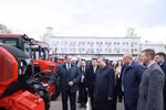 General Secretary of the Communist Party of Vietnam Central Committee To Lam and Belarusian Prime Minister Aleksandr Turchin visit the Minsk Tractor Works. (Photo: VNA)