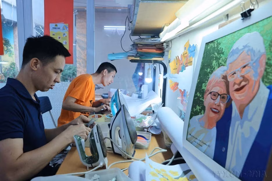 Vun Art Cooperative offers a supportive space where people with disabilities can learn, work, and build the confidence to live independently by utilising their skills and labour efforts. (Photo: VNA)