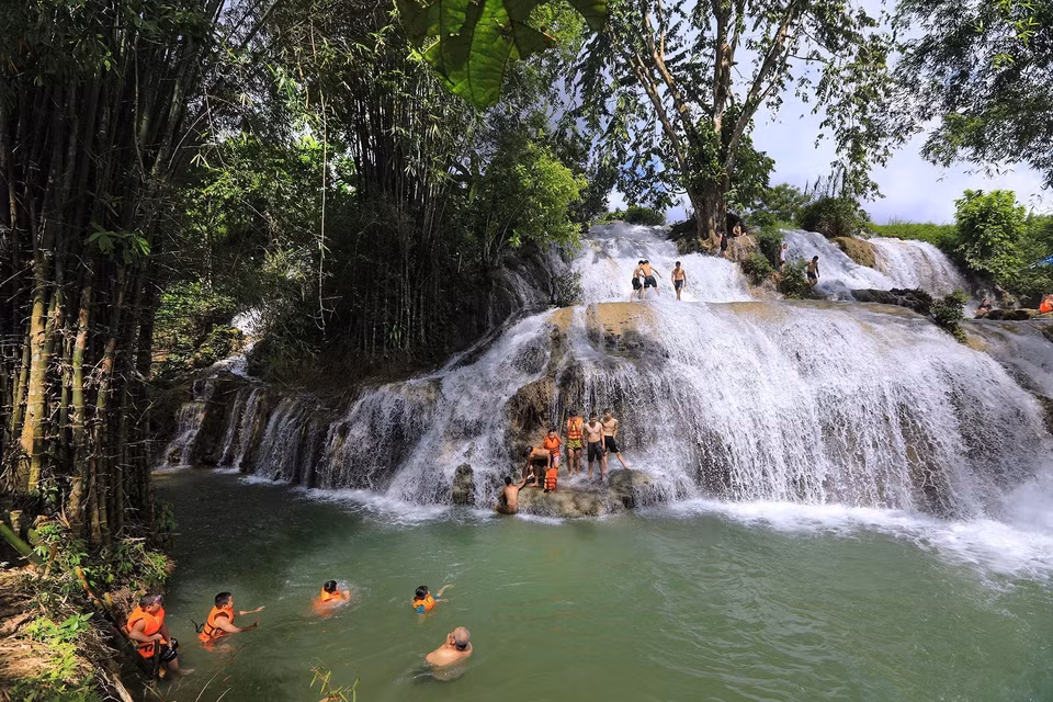 At the base of Moon waterfall is a crystal-clear lake. (Photo: VNA)