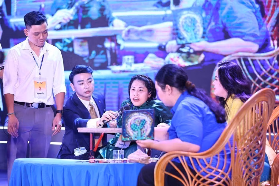 Nguyen Thuy Chi, a person with severe physical disabilities, is the co-founder and Deputy Director of Cham Vao Xanh Company, which employs nearly 20 artisans and painters with disabilities. In the photo: Nguyen Thuy Chi participates in the “Shining Vietnamese Spirit” programme in 2024 (October 7, 2024). (Photo: VNA)