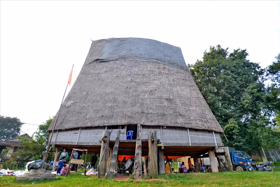 Nha cho (the stilt house) is likened to a veranda of the Kinh people. It is a cool, open space used as a common area for family activities. (Photo: VNP/VNA)
