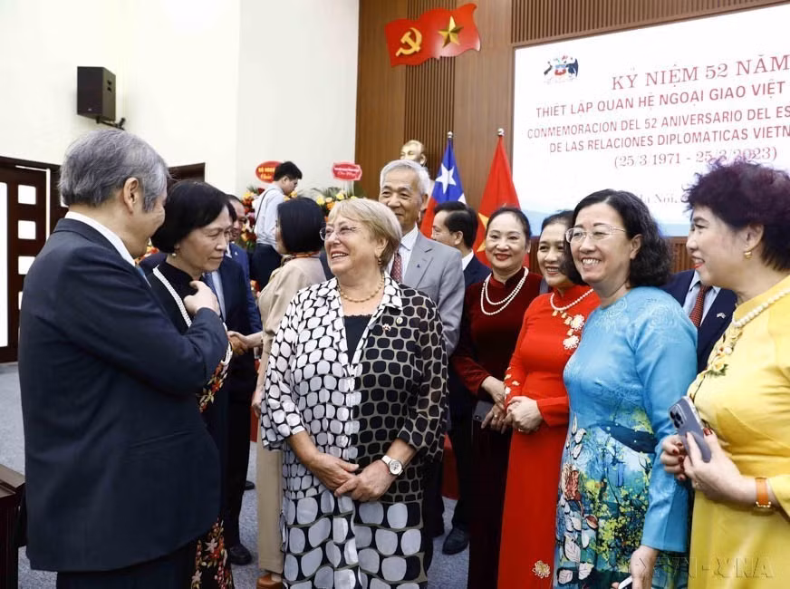 Former President of Chile Michelle Bachelet Jeria and delegates at the ceremony marking the 52nd anniversary of the Vietnam-Chile diplomatic ties (March 25, 1971 - 2023) (Photo: VNA)