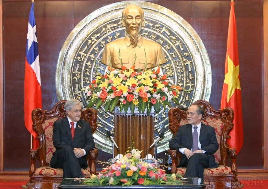 Chairman of the National Assembly Nguyen Sinh Hung meets with Chilean President Sebastian Piñera Echenique during the latter’s official visit to Vietnam in 2012 (Photo: VNA)