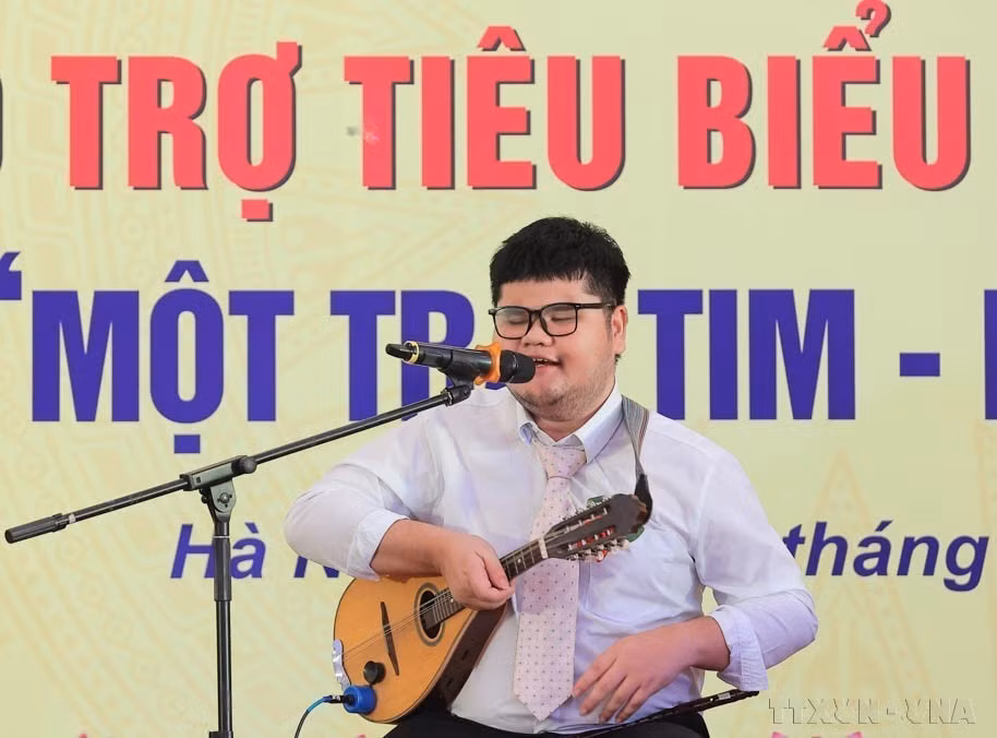 Visually impaired Bui Ngoc Thinh from Khanh Hoa province has overcome adversity to master 14 musical instruments and win numerous awards. In the photo: Bui Ngoc Thinh shares his journey at the 19th “One Heart – One World” programme. (Photo: VNA)