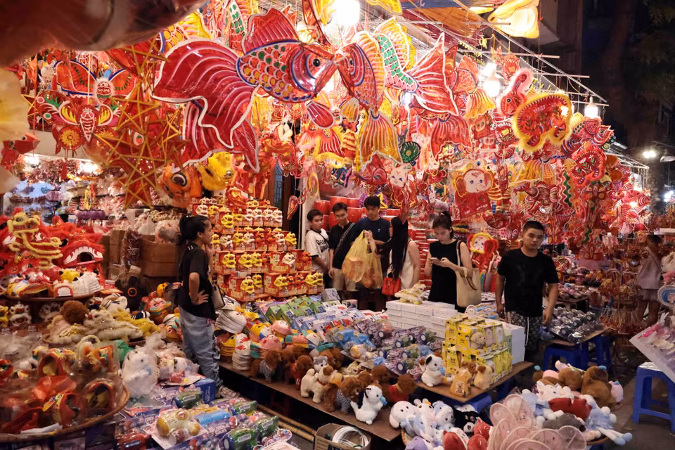 The streets are aglow with vibrant Mid-Autumn festival toys. (Photo: VNA)