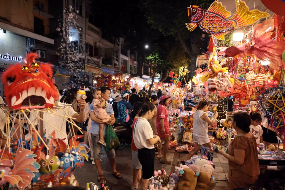 Citizens and visitors shop for Mid-Autumn festival toys on Hang Ma street. (Photo: VNA)