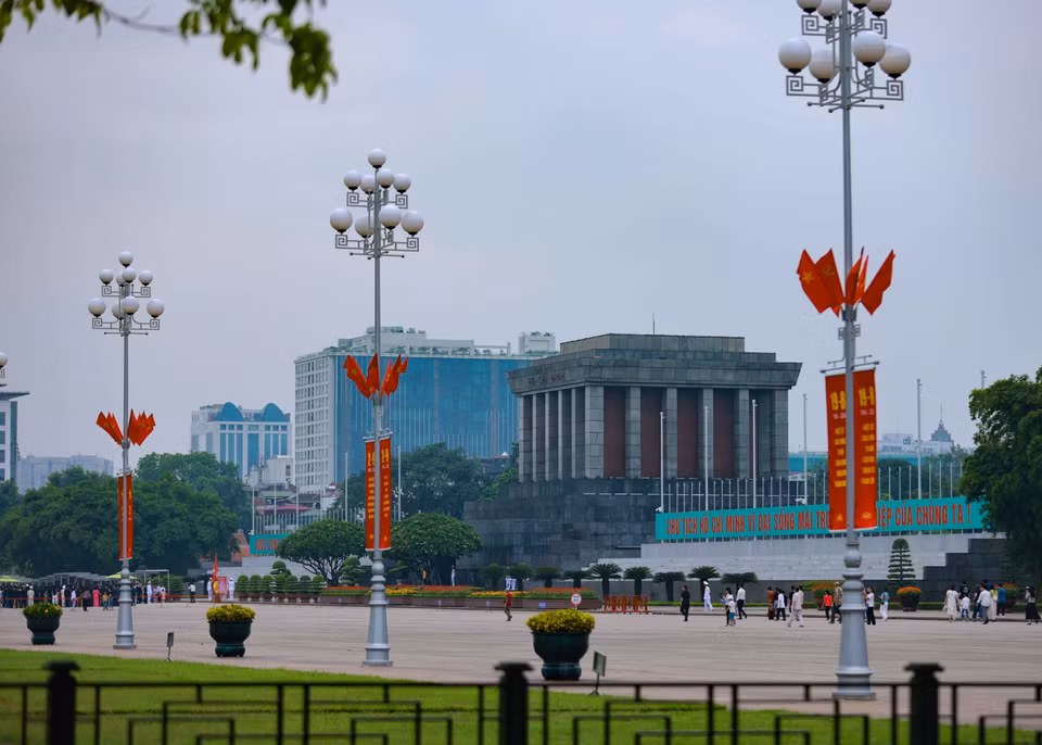 The area in front of the Ho Chi Minh Mausoleum is beautifully decorated. (Photo: VNA)