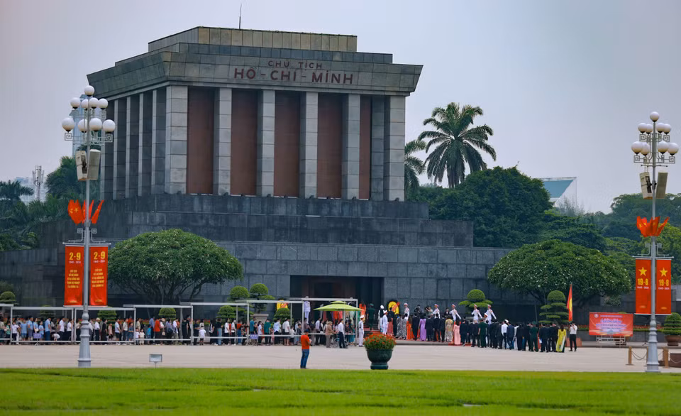 On the occasion of the August Revolution and National Day, the Ho Chi Minh Mausoleum reopens, welcoming visitors to pay their respects to the beloved leader. (Photo: VNA)
