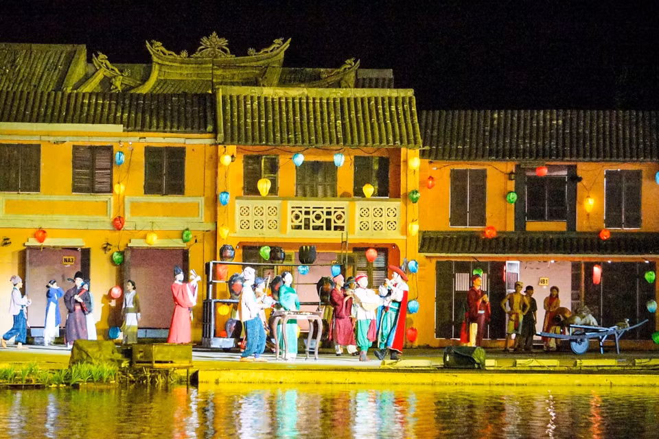 The show reenacts the scene of the bustling market at the Faifo port of the past, where Vietnamese, Japanese, Chinese, Indian, and other cultures blended and flourished, contributing to the thriving trade port of the 16th to 19th centuries. (Photo: VNA)