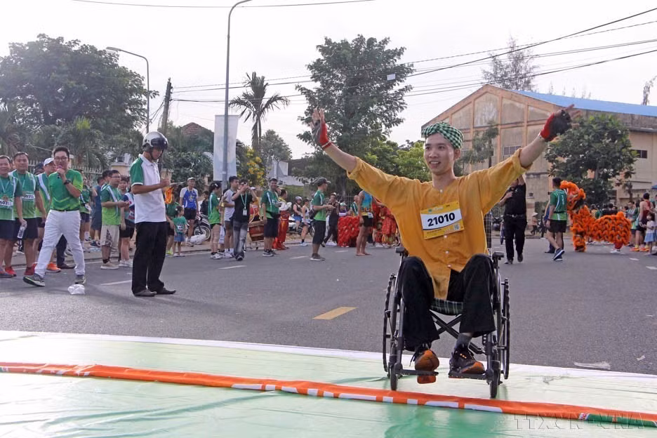 A disabled athlete completes a 500-meter race during a charity event in 2024. (Photo: VNA)