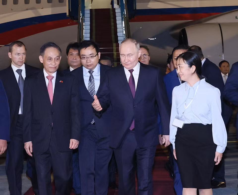 Welcoming ceremony for Russian President Vladimir Putin at Noi Bai International Airport. (Photo: VNA)