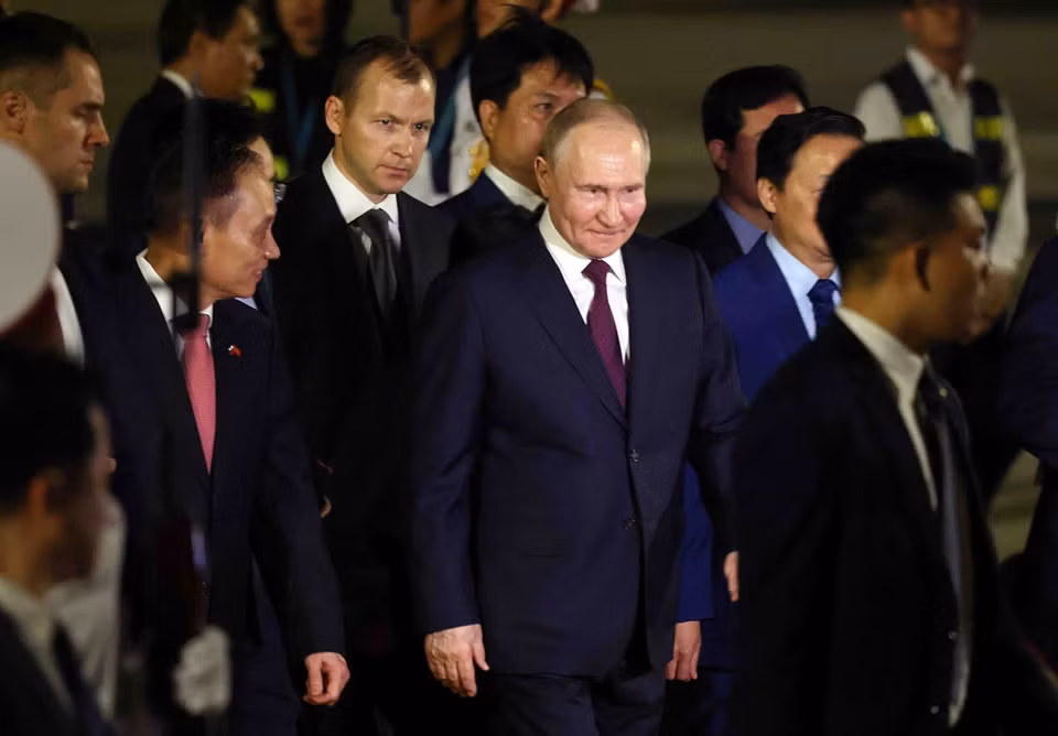 Russian President Vladimir Putin at Noi Bai International Airport. (Photo: VNA)