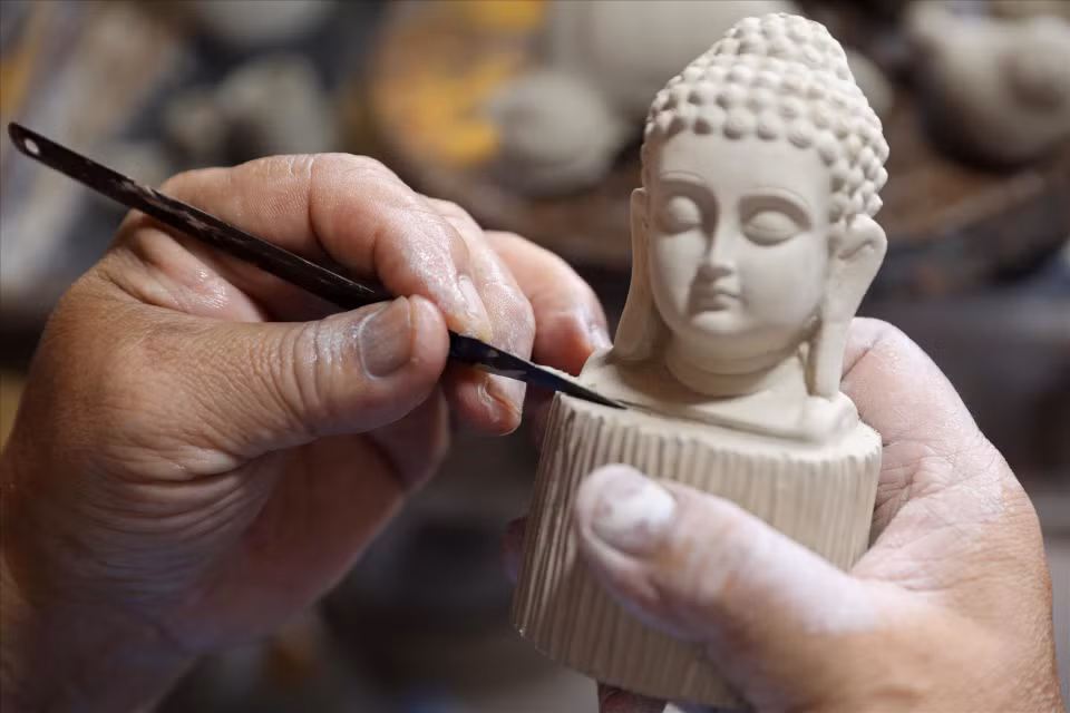 Sophisticated pottery products require highly skilled artisans. (Photo: Vietnam Pictorial/VNA)