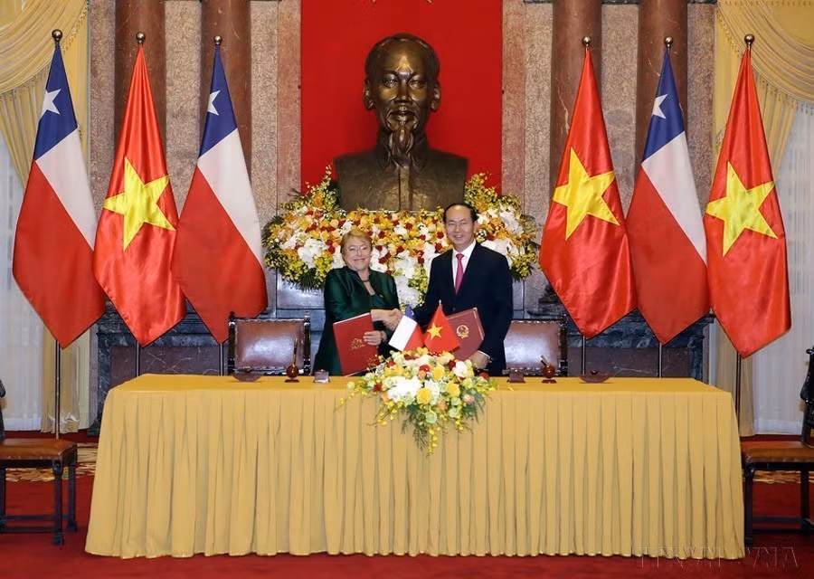 President Tran Dai Quang and his Chilean counterpart Michelle Bachelet Jeria sign cooperation agreements between Vietnam and Chile during the latter’s state visit to Vietnam on November 9, 2017 (Photo: VNA)