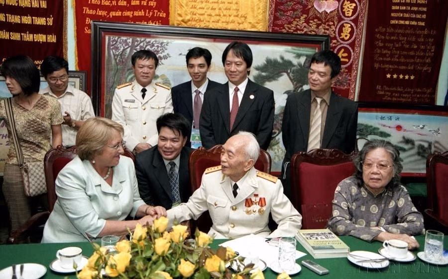 During her official visit to Vietnam and attendance at APEC-14 held in Hanoi in 2006, President of Chile Michelle Bachelet Jeria visits General Vo Nguyen Giap at his private residence (Photo: VNA)