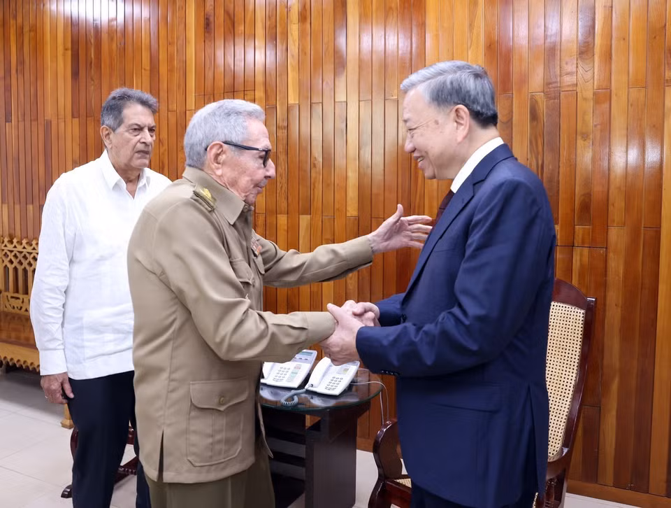 Party General Secretary and State President To Lam (R) and Cuban revolutionary leader General Raúl Castro Ruz (Photo: VNA)