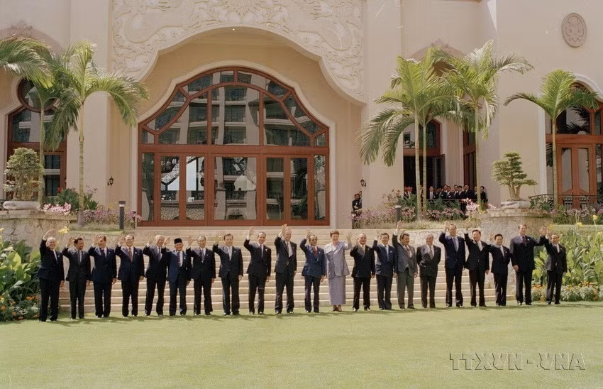 Prime Minister Phan Van Khai and heads of delegations attending the 6th APEC Summit pose for a group photo at the Palace of the Golden Horses in Kuala Lumpur (Malaysia), November 16, 1998. (Photo: The Thuan - VNA)