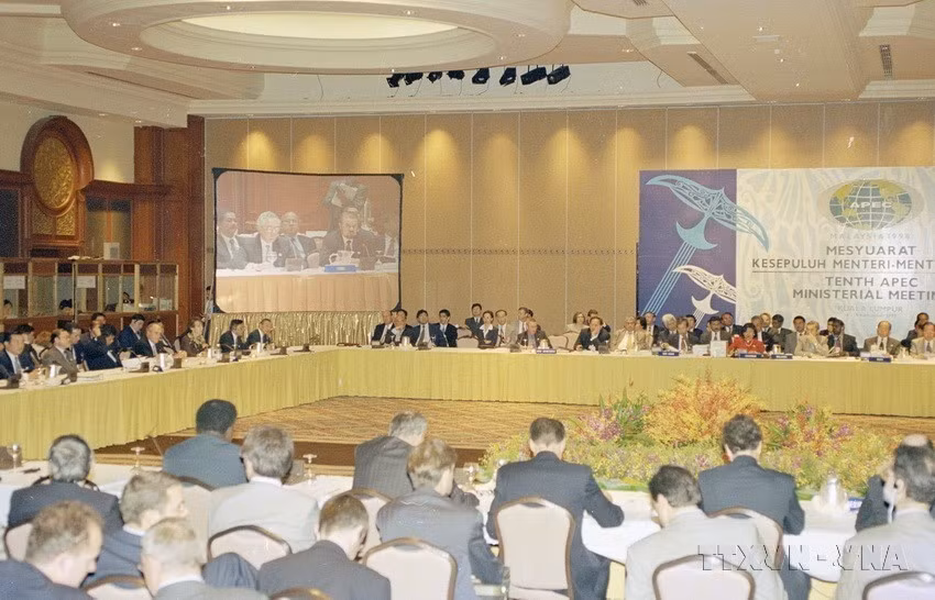 The 10th APEC Ministerial Meeting in Kuala Lumpur (Malaysia), November 14, 1998. At the opening session, Vietnam, Russia and Peru were admitted to APEC, bringing the total number of members to 21. (Photo: The Thuan - VNA)
