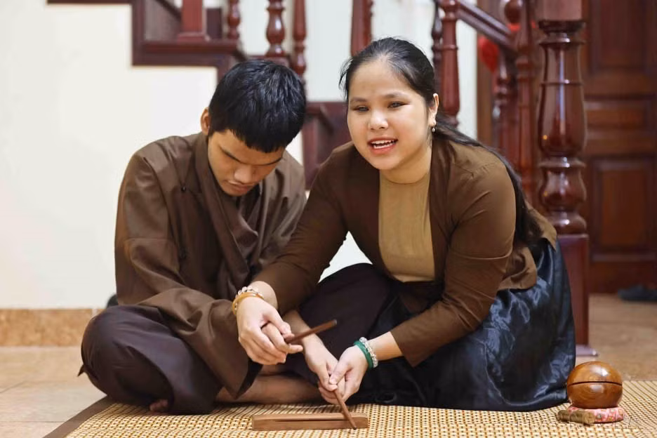 Nguyen Thao Xuan, who was born blind, teaches the traditional art of Xam singing to help preserve the nation’s cultural heritage. In 2024, Xuan was one of the 38 outstanding youngsters with disabilities honoured at the “Shining Vietnamese Spirit” programme, hosted by the Vietnam Youth Federation. (Photo: VNA)