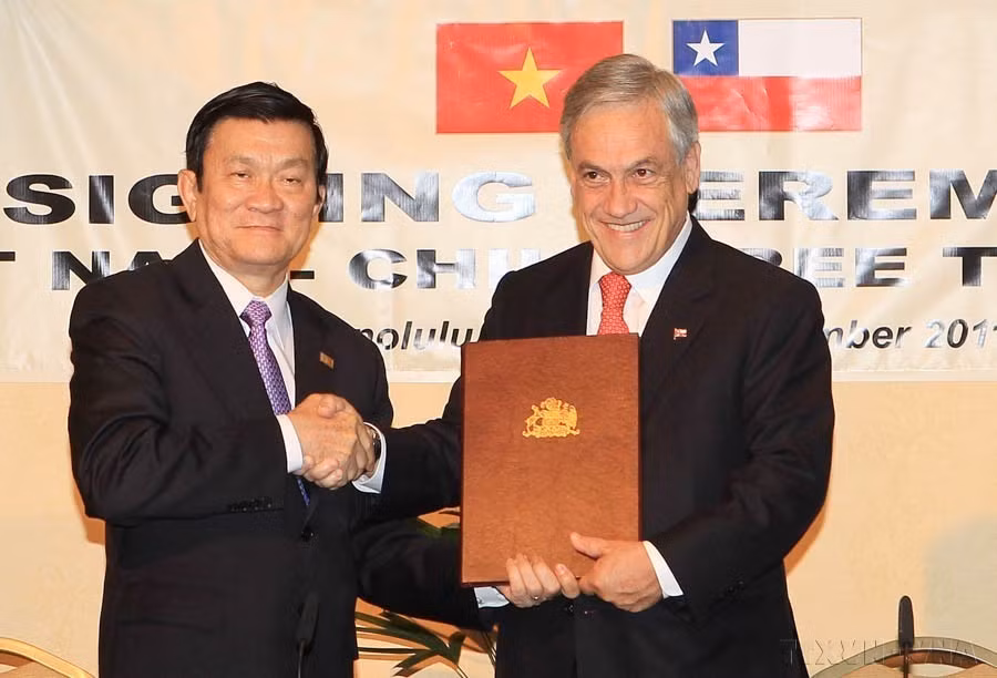 President Truong Tan Sang and his Chilean counterpart Sebastian Pinera Echenique at the signing ceremony of the Vietnam-Chile free trade agreement in Chile on November 11, 2011 (Photo: VNA)