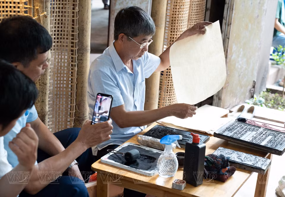 Visitors can witness firsthand the process of making traditional handcrafted products. (Photo: VNP/VNA)