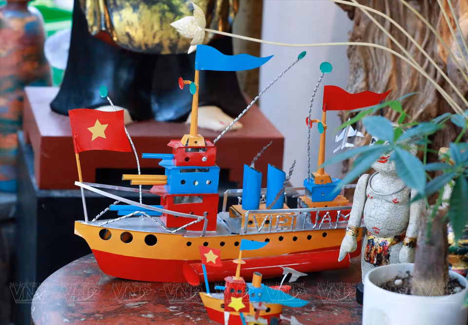 Toys from the subsidy period made of tin and welded metal are on display. (Photo: VNP/VNA)
