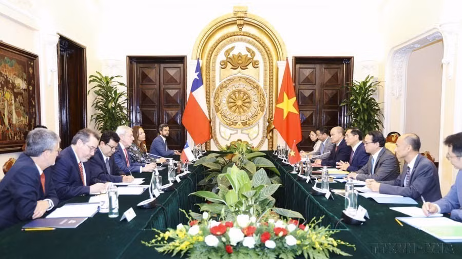 Minister of Foreign Affairs Bui Thanh Son holds talks with his Chilean counterpart Chile Alberto Van Klaveren during the latter’s official visit to Vietnam in 2024 (Photo: VNA)