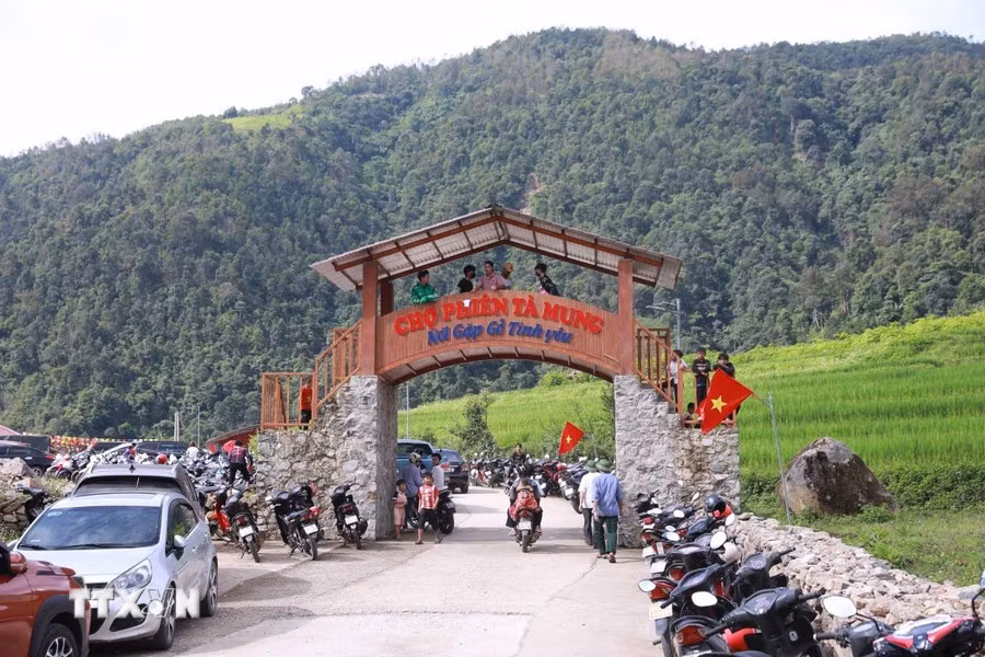 The entrance to Ta Mung market is built in a spacious and sturdy manner. (Photo: VNA)