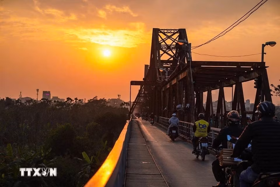 02-long-bien-bridge.jpg