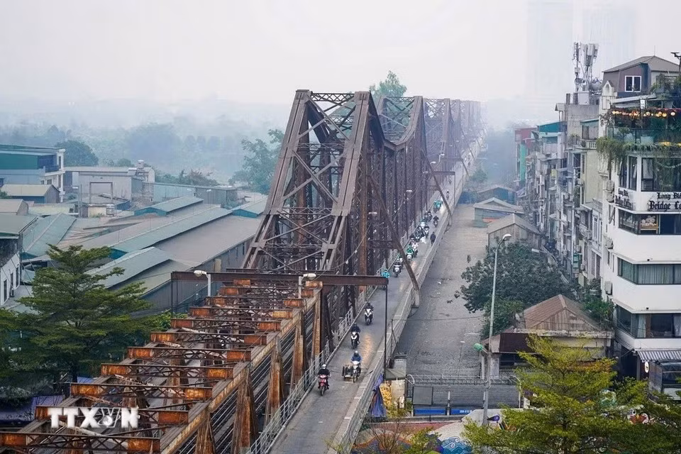01-long-bien-bridge.jpg