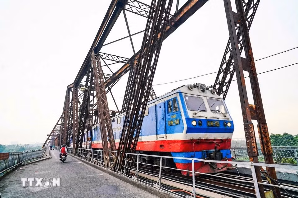 03-ava-long-bien-bridge.jpg