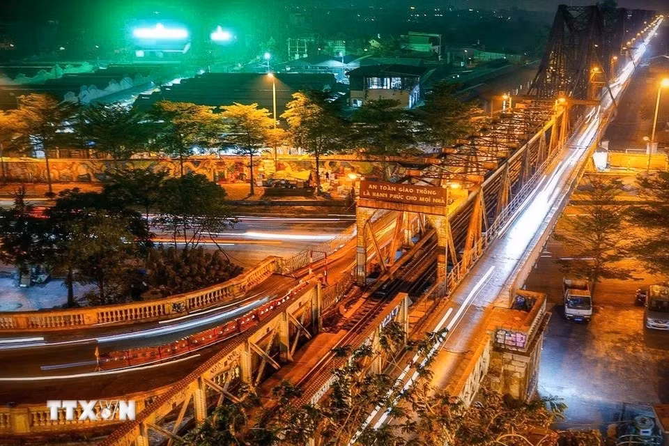 04-long-bien-bridge.jpg