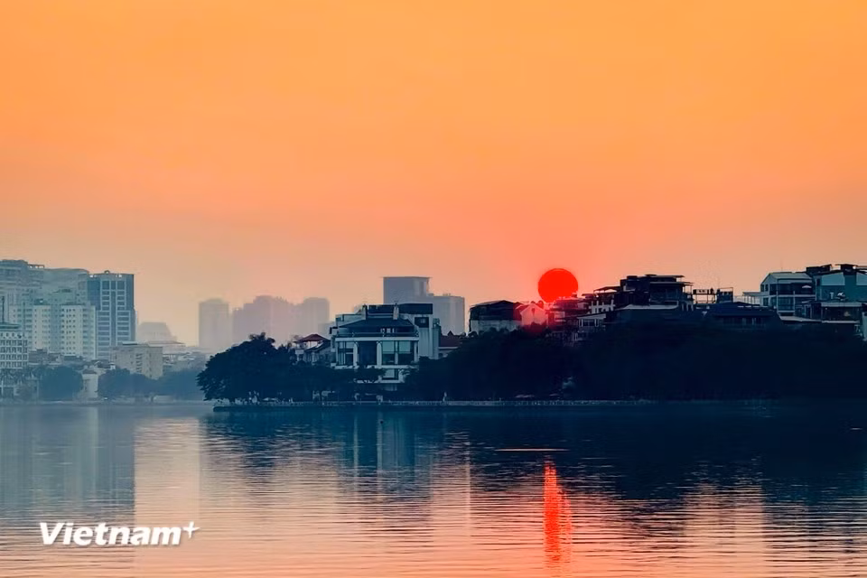 From any angle, the beauty of West Lake as the fading sunlight descends across the horizon is enough to captivate every onlooker. West Lake is truly a one-of-a-kind landmark – a natural gift to the capital city. (Photo: Vietnam+)