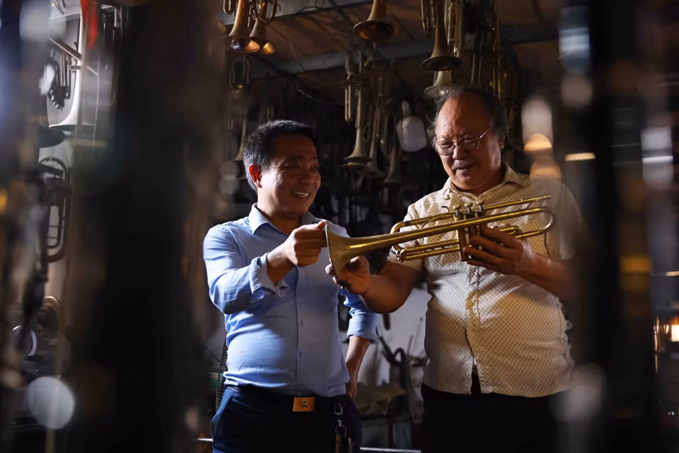 Families like Nguyen Van Cuong’s have upheld this tradition for decades. His father, Mr. Nguyen Van Bien, was among the first to practice this craft in the 1950s. (Photo: VNA)
