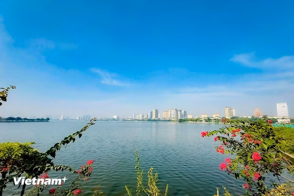 Visitors to West Lake enjoy relaxing strolls, sightseeing and fresh air. (Photo: Vietnam+)