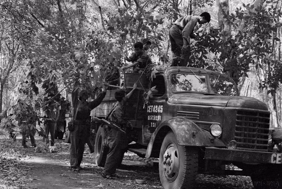 0. During the resistance war against the US, over 280,000 young men and women volunteered to join the frontline with the resolve to “Carve across Truong Son to save the country,” “Wherever the battlefield needs, Youth Volunteers are present,” and “Wherever the enemy is, Youth Volunteers set out.” In photo: Fighters of the Khe Sanh detachment camouflage vehicles before the advance onto Saigon.
