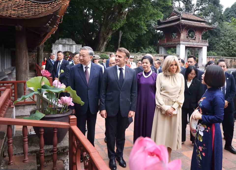 The two couples tour the Doctoral Steles Garden. These stelae are recognised by UNESCO as a world documentary heritage. (Photo: VNA)