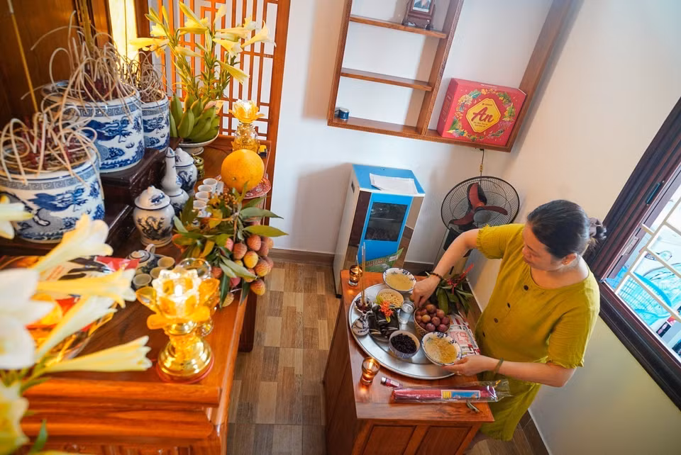The ritual tray offered during Doan Ngo Festival is a way for descendants to express filial piety and gratitude. Depending on regional customs, the contents of the offering tray may vary. (Photo: VNA)