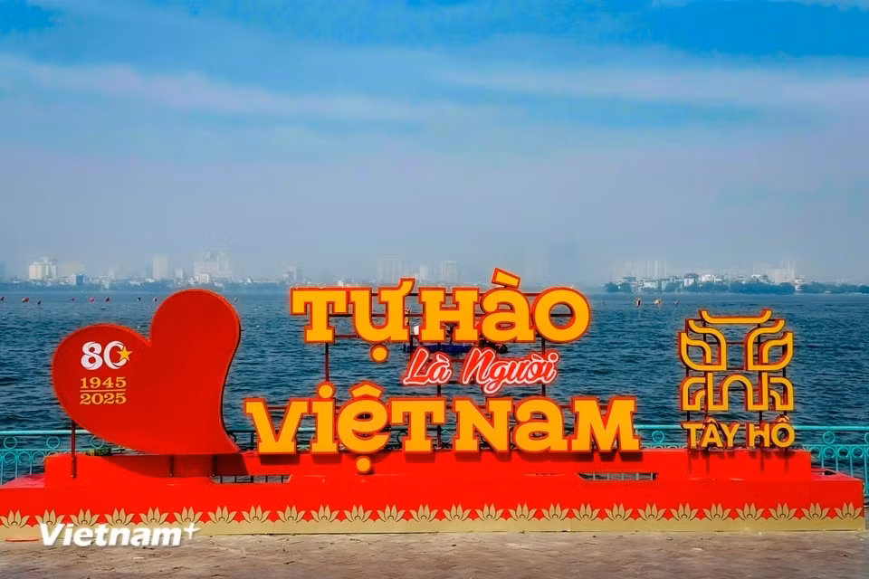 Around West Lake, many attractive “check-in” spots appeal to young people. (Photo: Vietnam+)