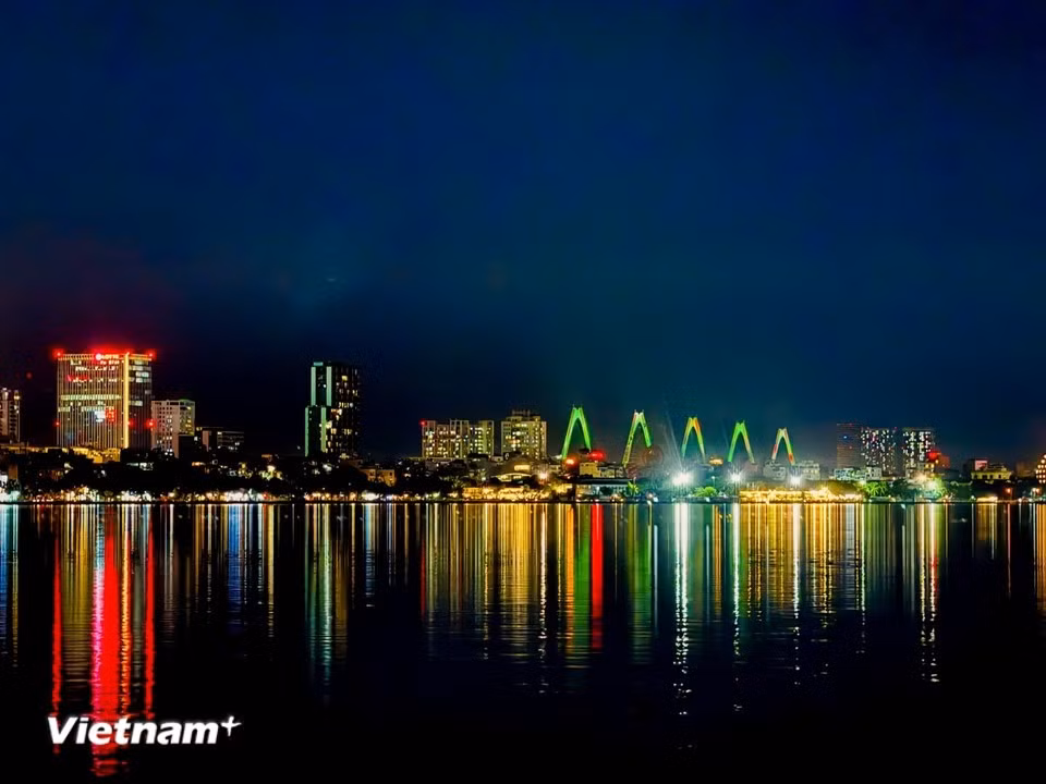 West Lake at night offers an exceptionally serene and quiet scene, contrasting with the city’s fast-paced daytime rhythm. (Photo: Vietnam+)