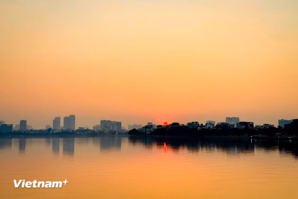 The peaceful West Lake sunset enchants dreamy souls every evening as they visit Hanoi. (Photo: Vietnam+)