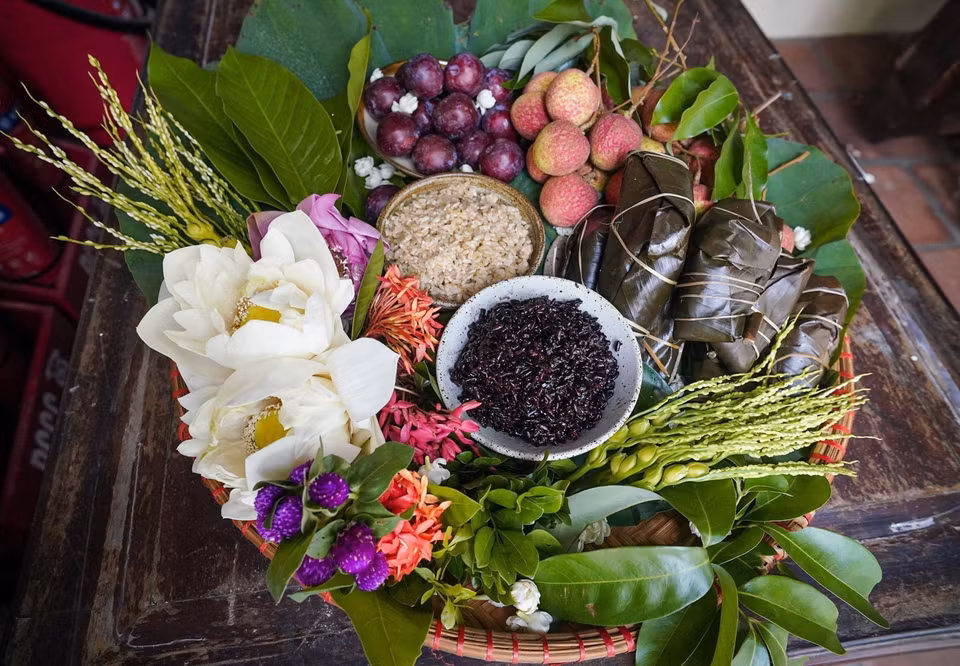 The ritual tray offered during Doan Ngo Festival is a way for descendants to express filial piety and gratitude.(Photo: VNA)