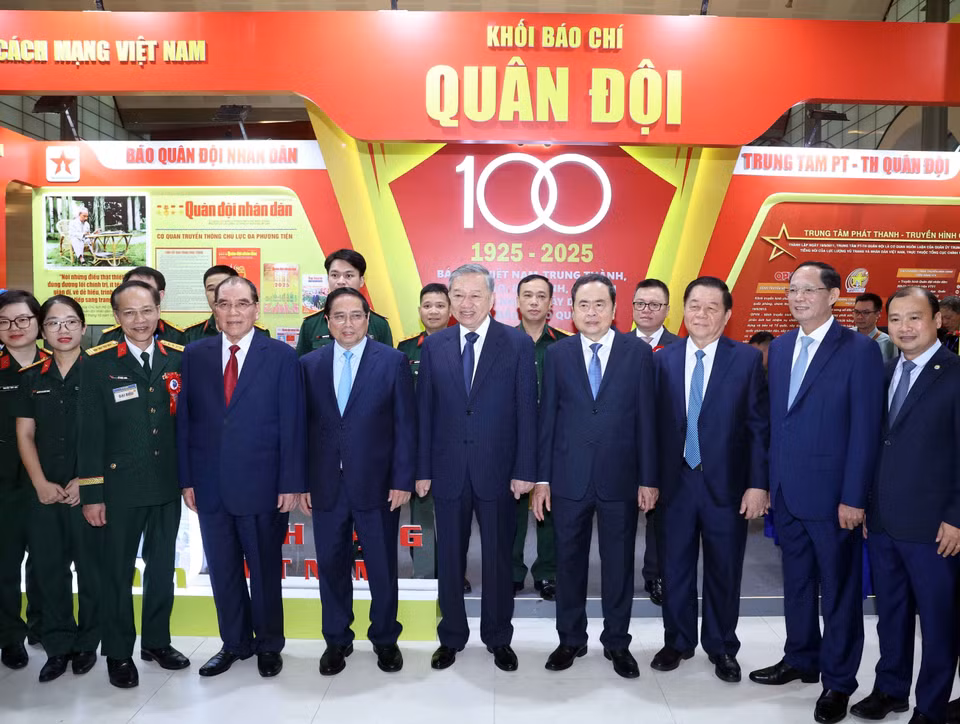 Party General Secretary To Lam, leaders and former leaders of the Party and State, and delegates tour the photo and document exhibition showcasing the 100-year history of Vietnam’s revolutionary press; achievements and trends in journalism’s development in the new era; and displays of modern journalism and communication technologies. (Photo: VNA)